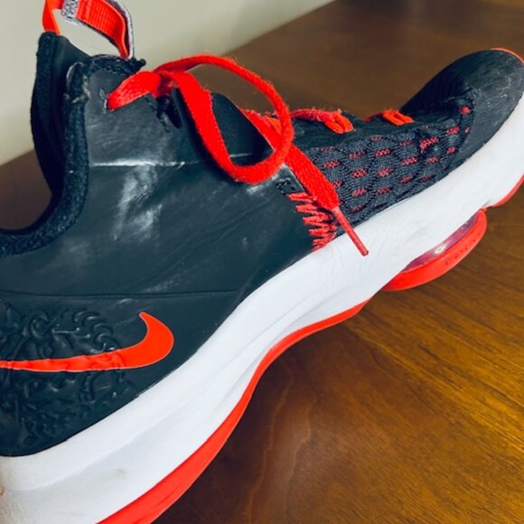 Nike Men's Black and Red Athletic Shoes - Picture 5 of 9